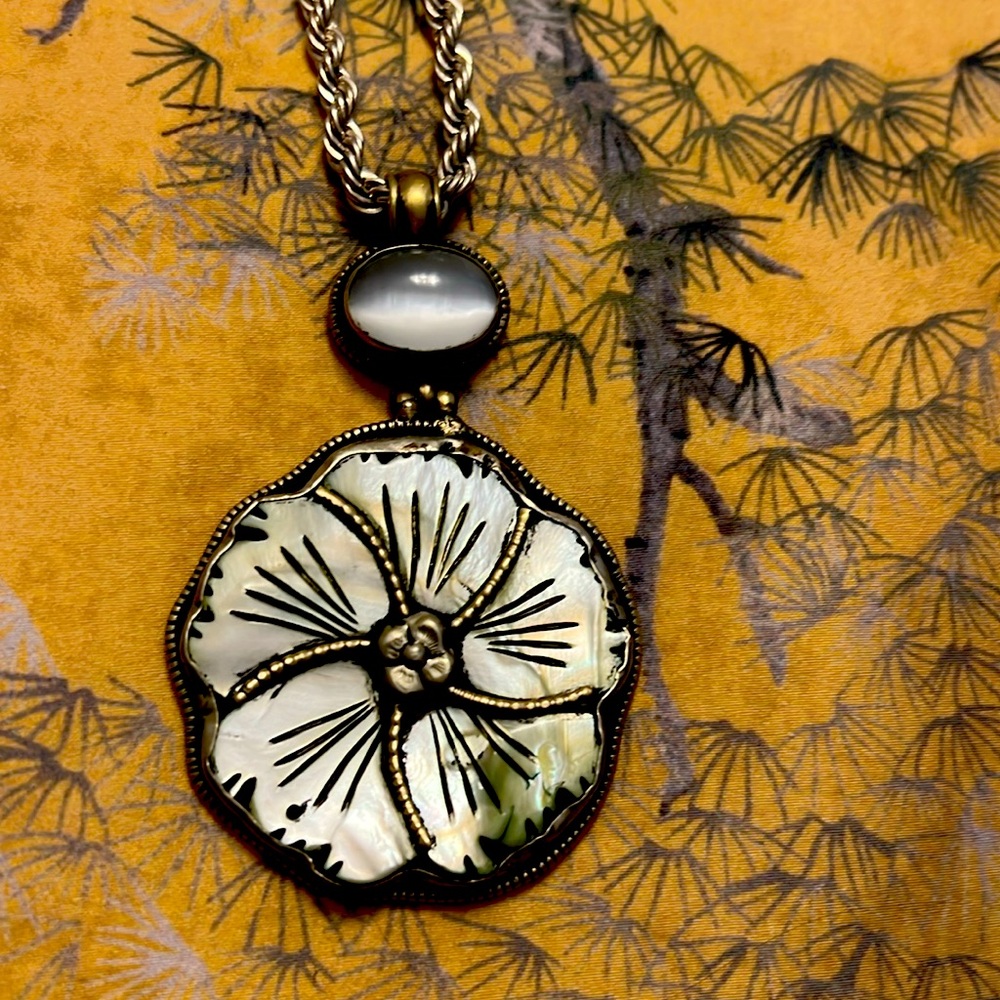 29 in silver rope chain
With mother of pearl pendant